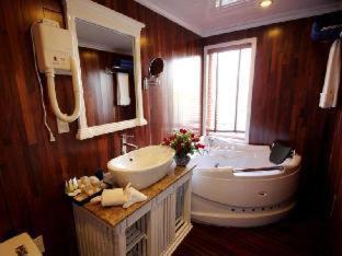 Signature Halong Cruise Ha Long